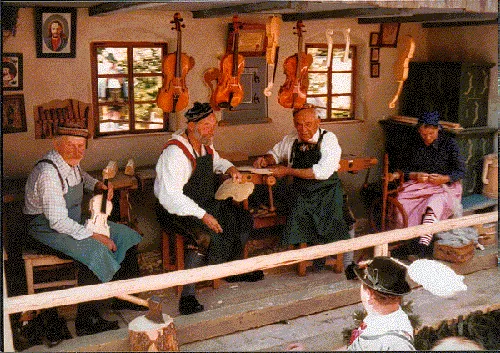 Mittenwalder Geigenbaustube mit Sebastian Hornsteiner (links im Bild) von 1983 (Geigenbau Geiger aus Freiburg)